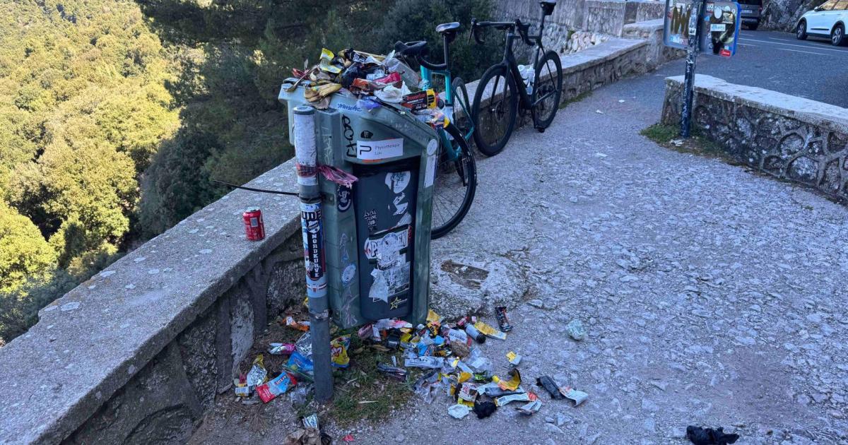 Papelera a rebosar en el tunel de Monnaber