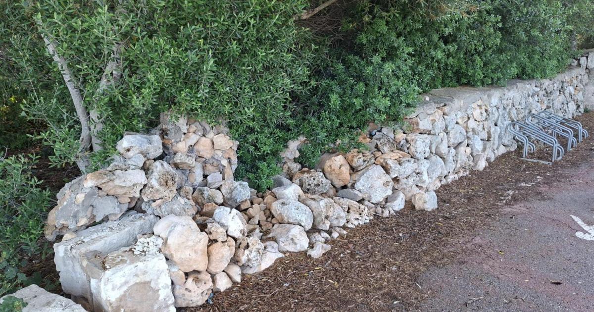 Un año de retraso en la reparación de una pared seca