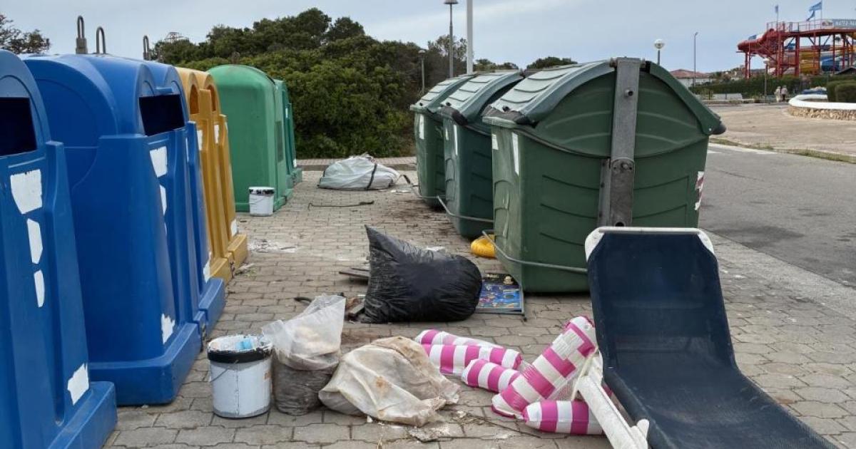 Imagen actual de muchos puntos de reciclaje en Menorca