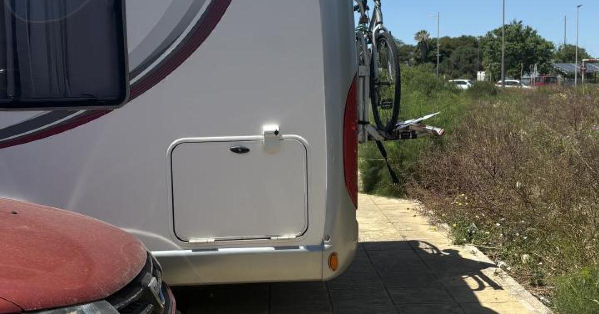 Caravanas bloquean aceras junto al hospital