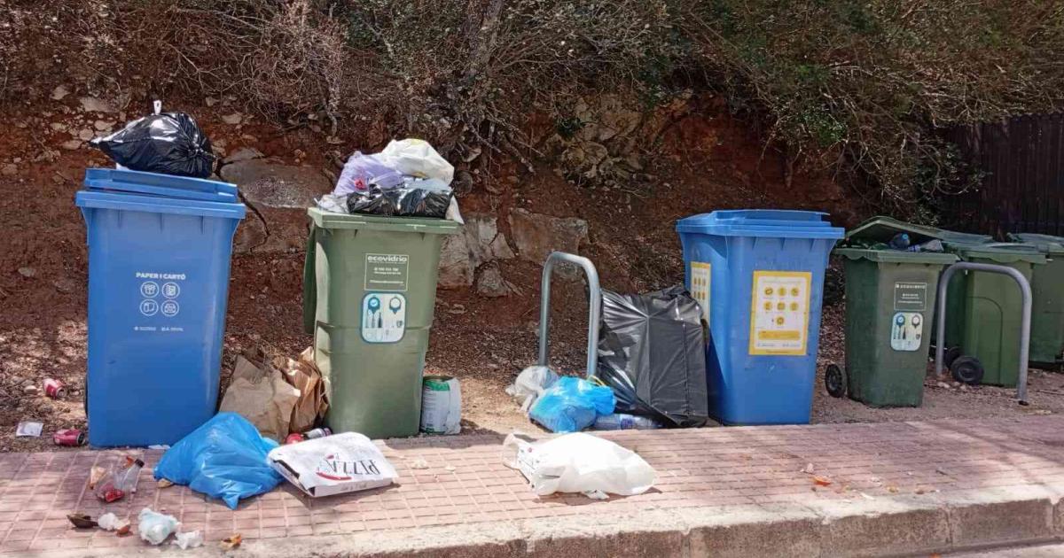 Vertedero descontrolado en plena calle de Cala Galdana