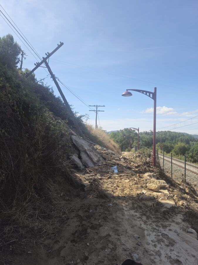 Un mes y el camino de las vías sigue sin limpiarse