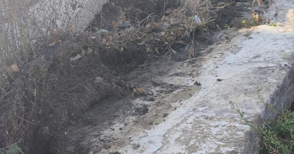 Deixalles i perill al parking de la tanca d'es Banyer a Alaior