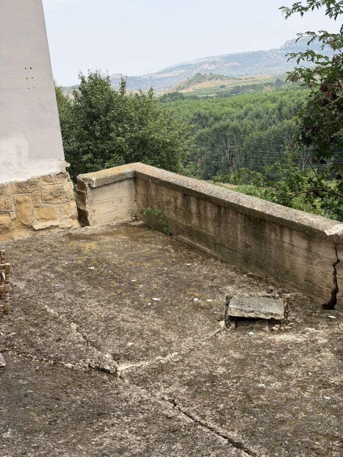 Peligro en grupo Virgen de la Vega por derrumbe