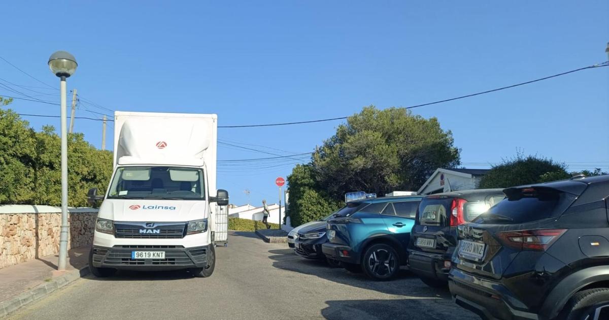 Camions tallen circulació a Cala en Porter