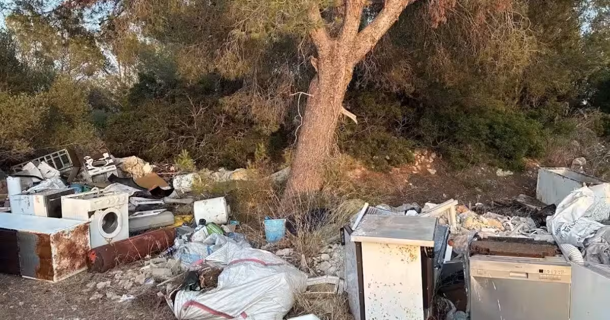 Vertedero ilegal de electrodomesticos en Muro, Son Sant Martí