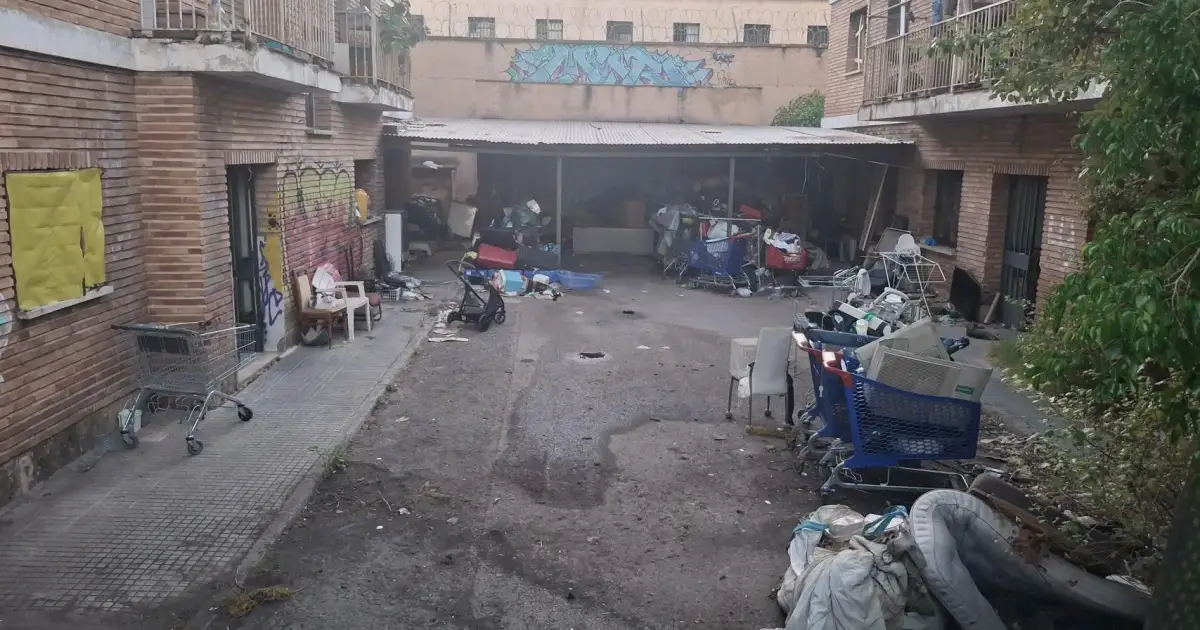 Basura y jente aun dentro por la parte de alante