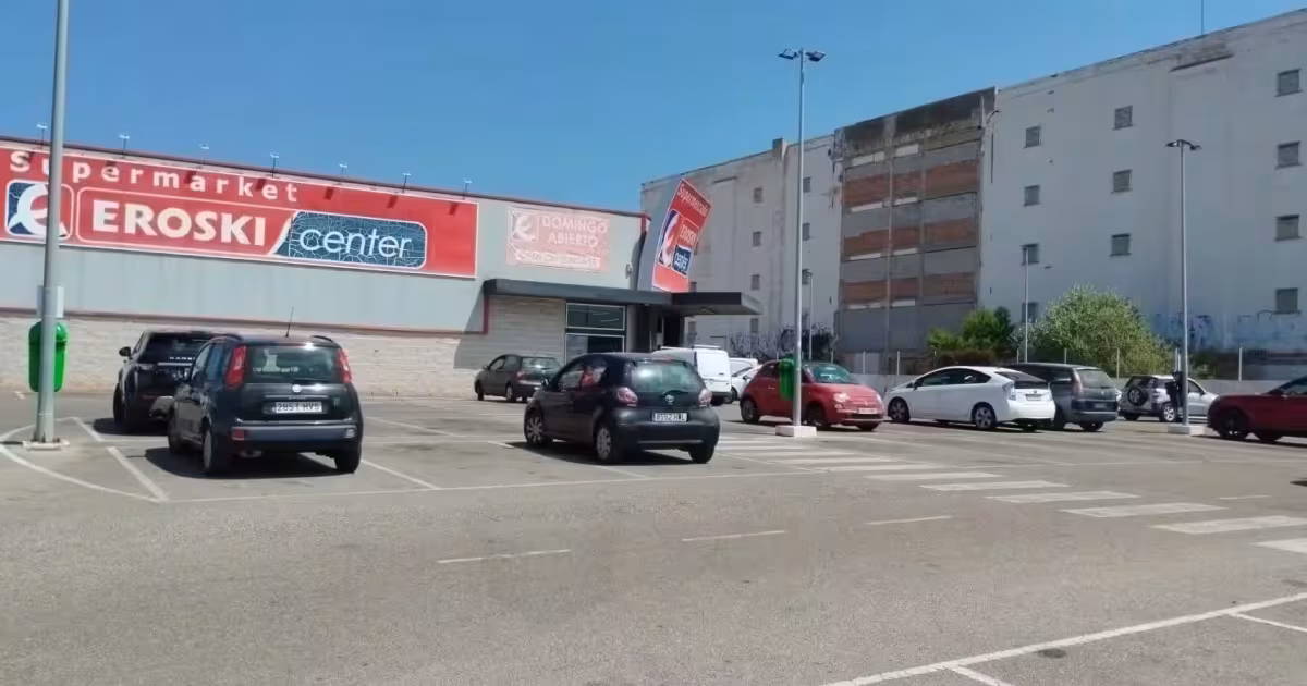 Falta de protección solar y sombra en parking de supermercados Eroski