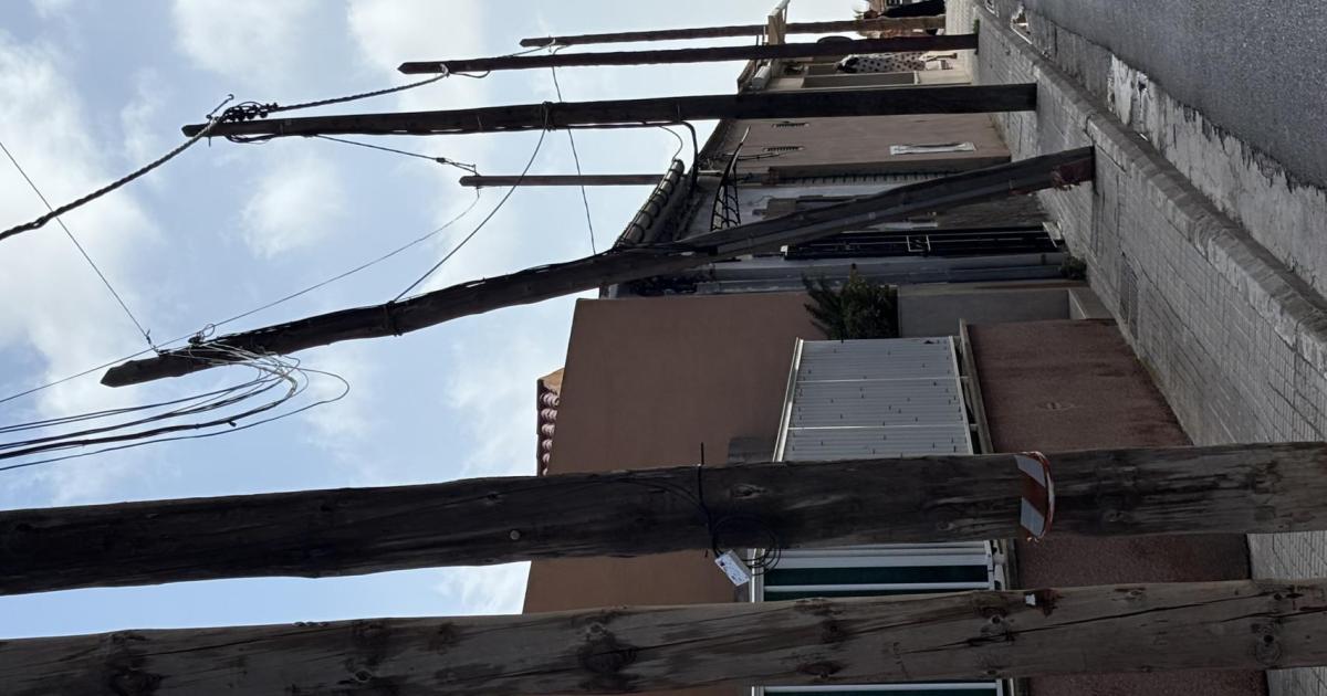 Poste de Telefonía en mal estado
